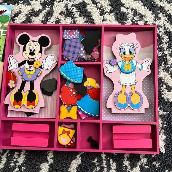 Melissa & Doug Toys Minnie Mouse And Daisy Pop Up Wooden Dress Up